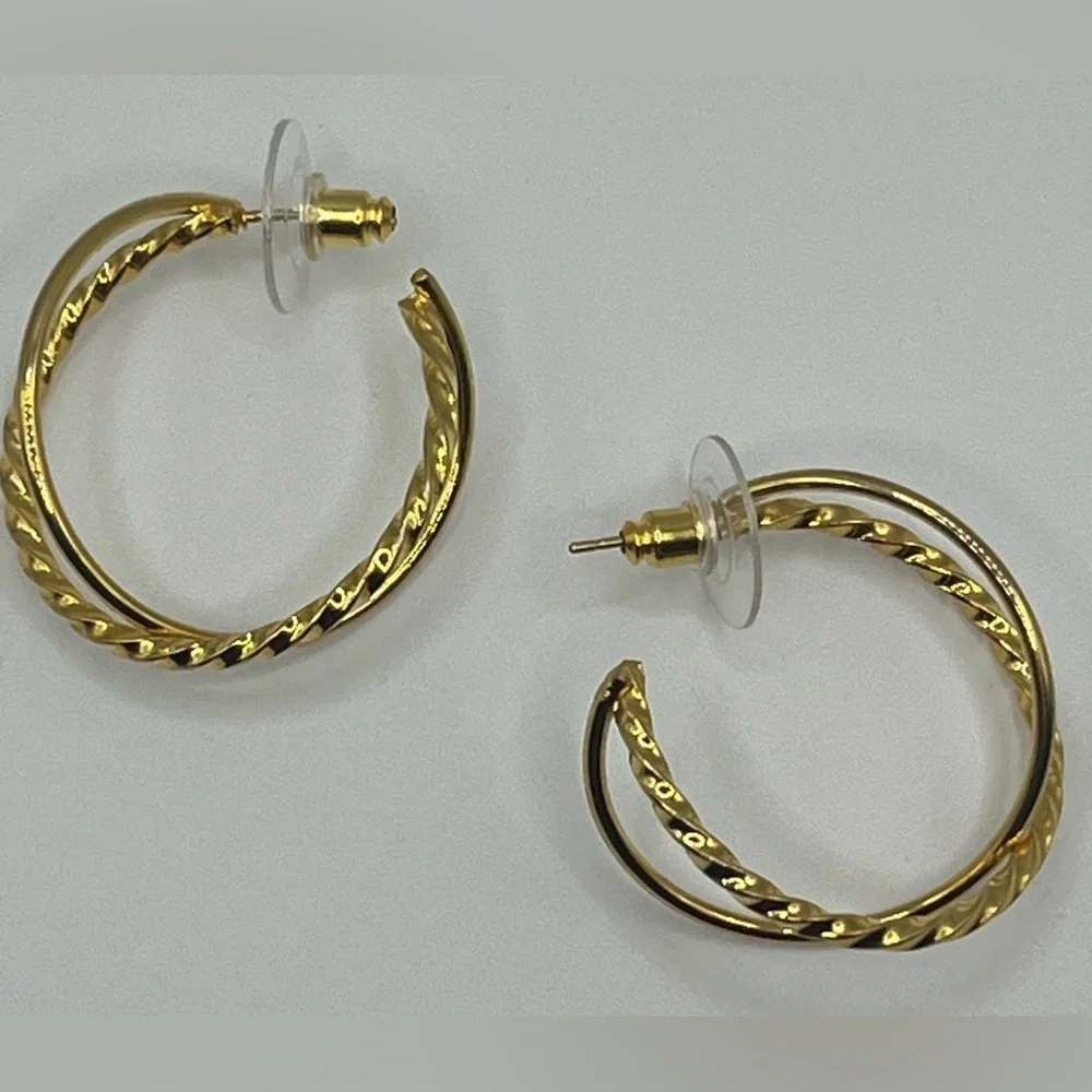✨ Gold-Tone Criss-Cross Hoop Earrings ✨ - Picture 4 of 4